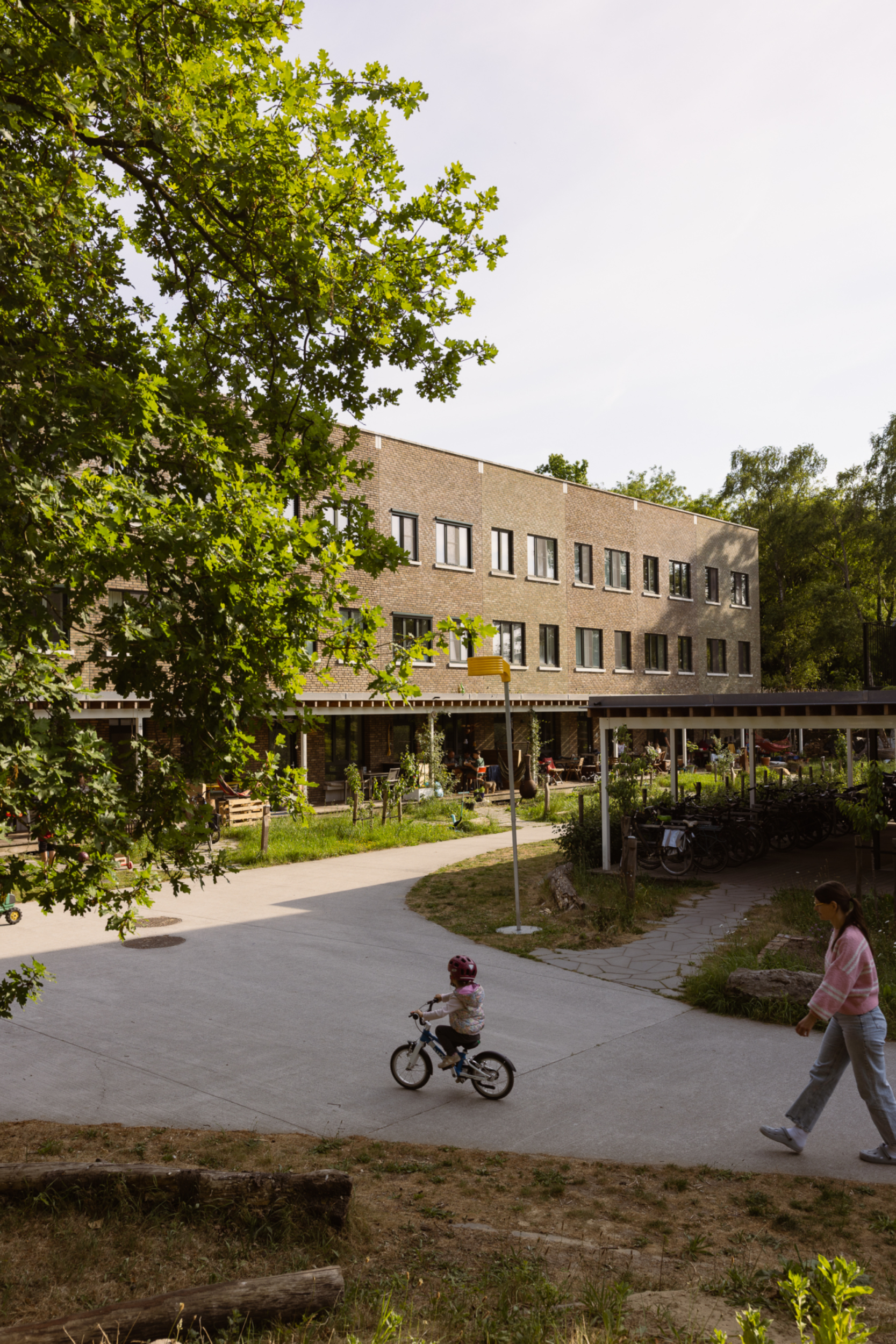 Kindje speelt buiten in cohousing Gecco in Gentbrugge