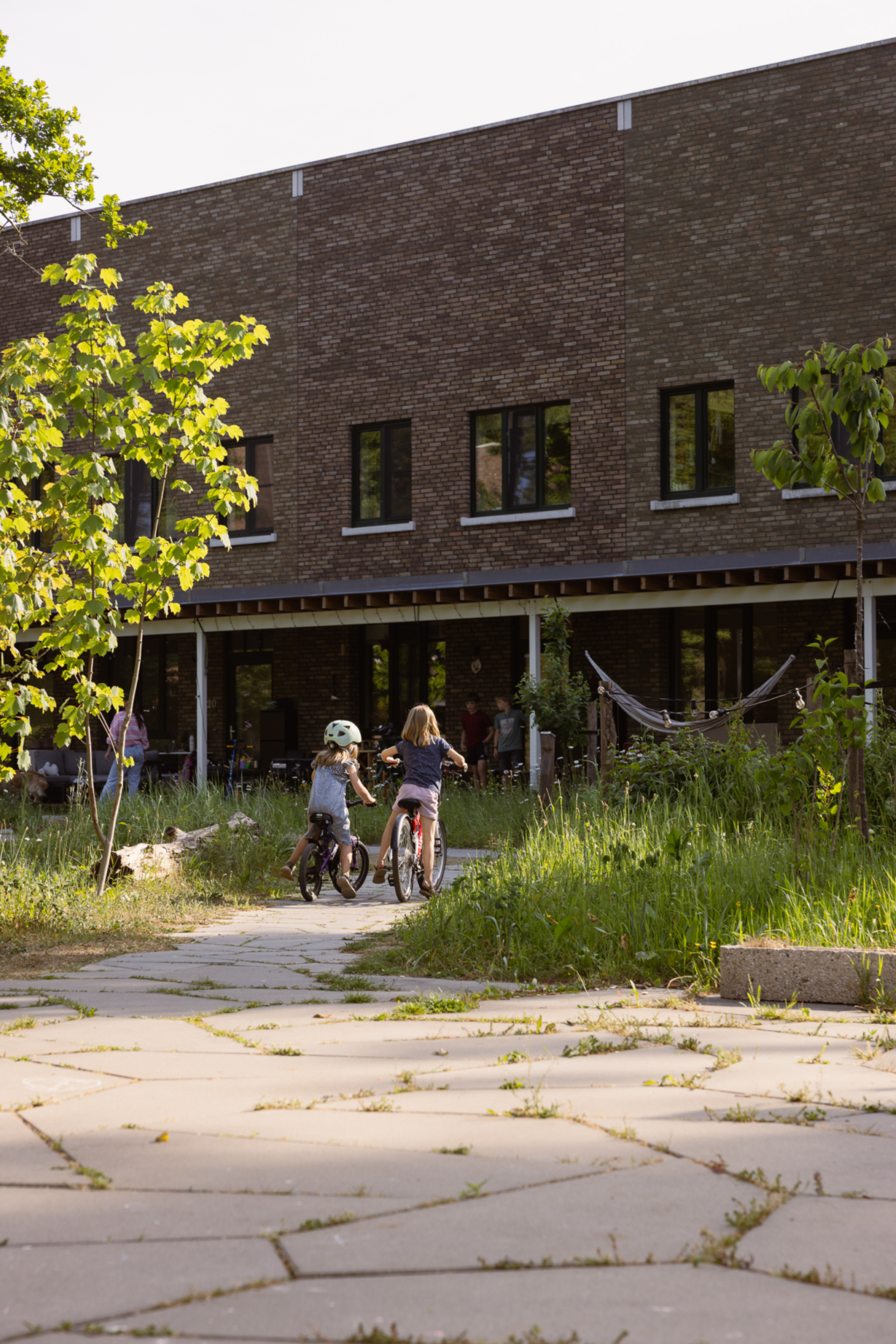 Fietsende kinderen in cohousing Gecco in Gentbrugge