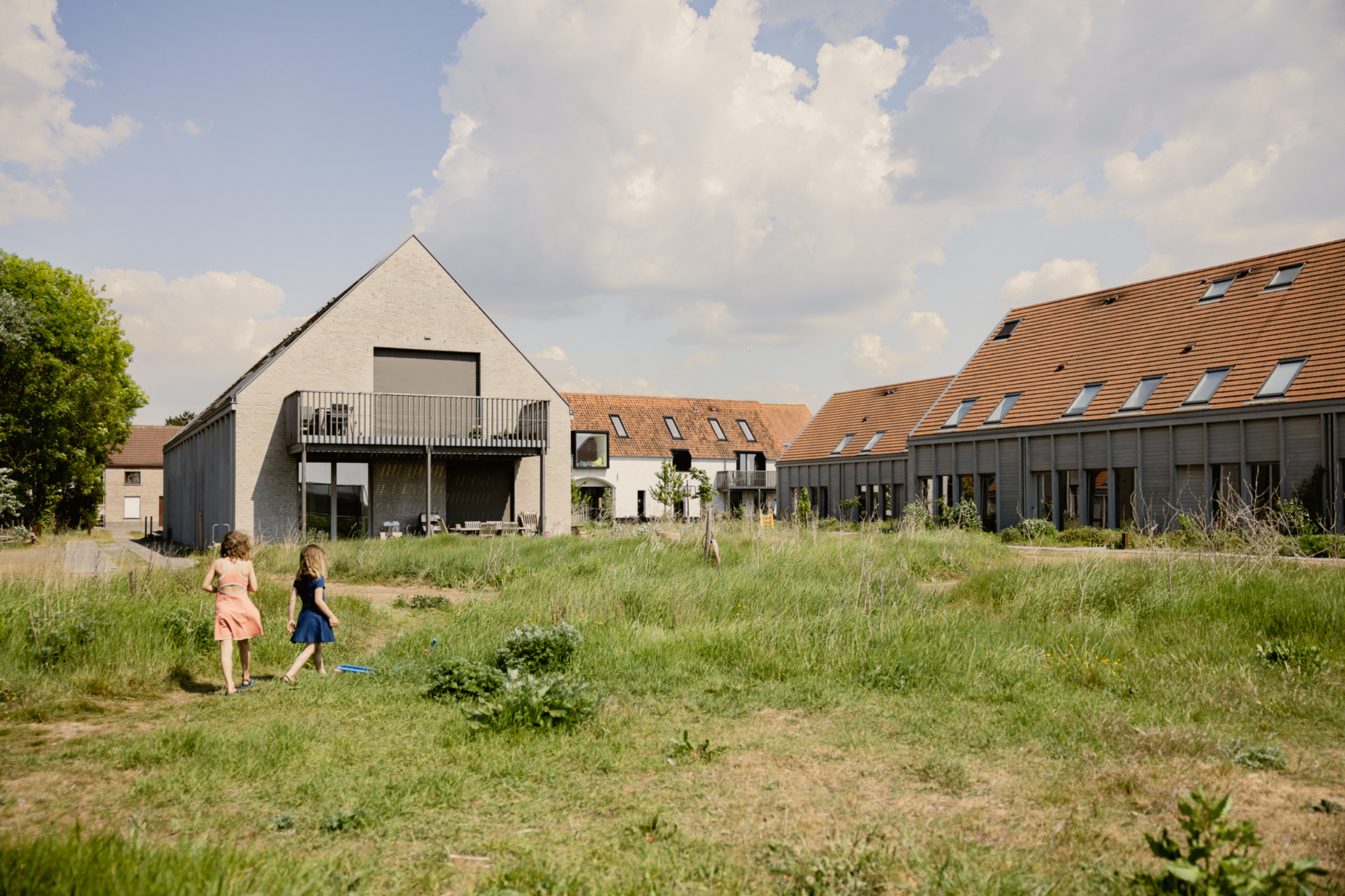 Spelende kinderen in de binnentuin van Cohousing Ten Broele in Stene