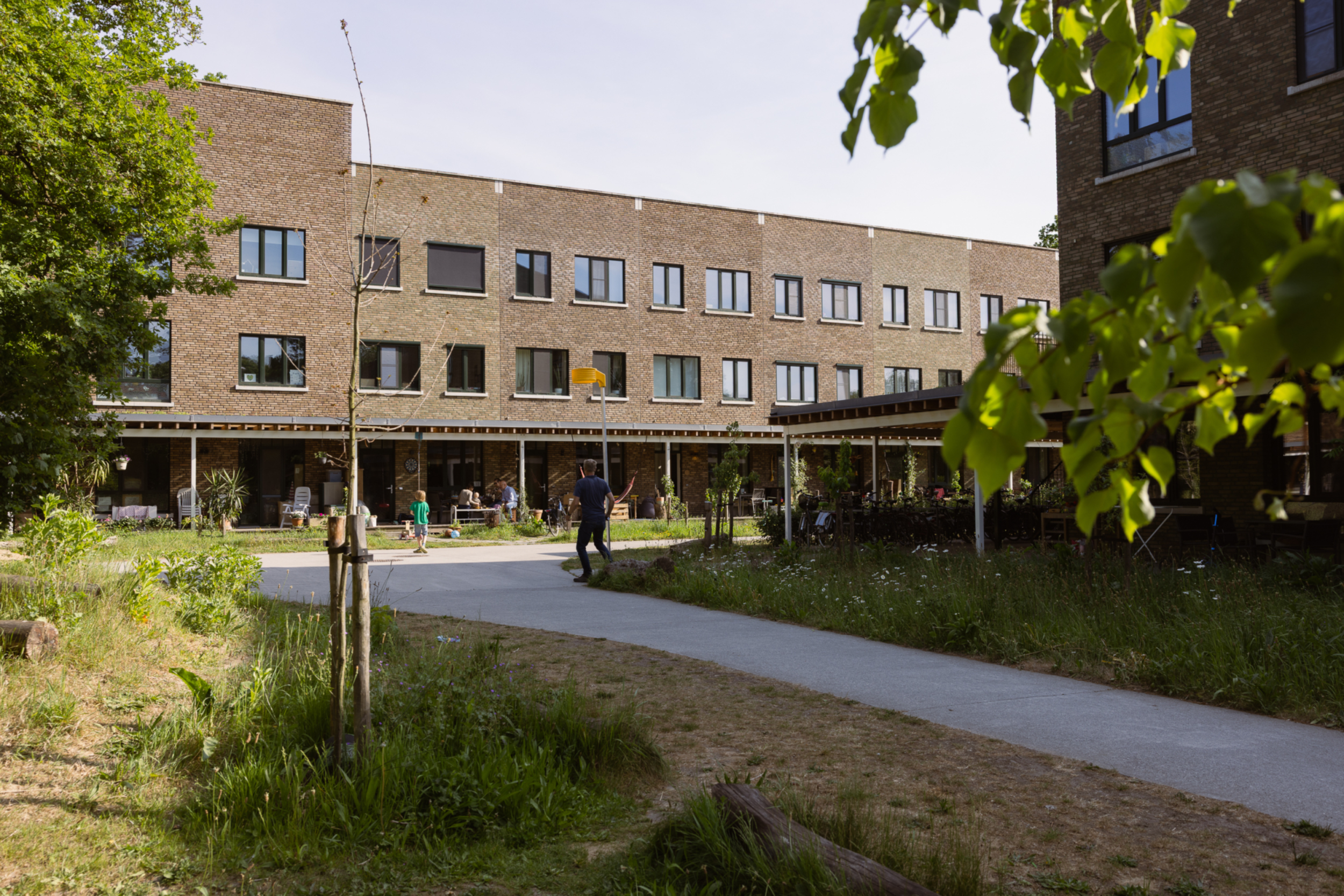 Man wandelt in binnentuin van cohousing Gecco in Gentbrugge
