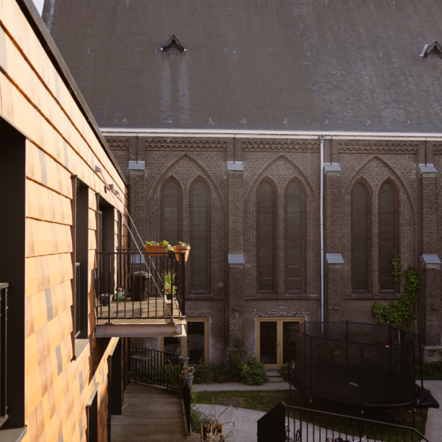 Uitzicht op de kerk in cohousing Tuin van Padua in Gent